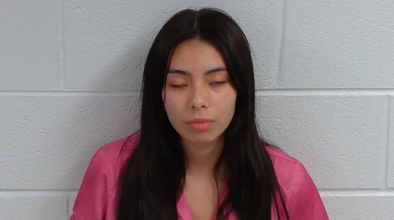 Joven de 20 años es acusada de apuñalar a su mamá en la cabeza con un cuchillo de cocina