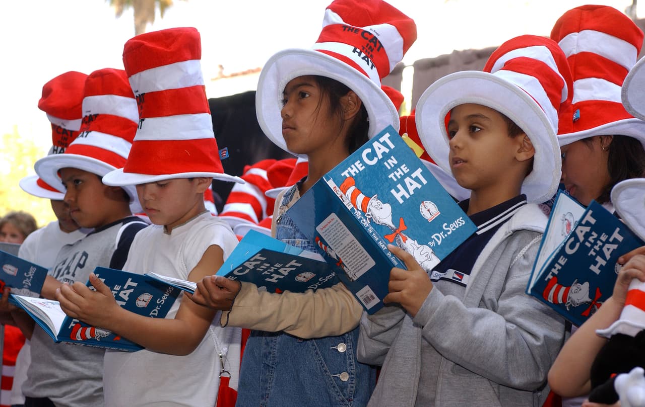 La Biblioteca Infantil Consciente de la Universidad de California en San Diego publicó en 2019 un 
<a href="https://sophia.stkate.edu/cgi/viewcontent.cgi?article=1050&context=rdyl" target="_blank">estudio basado en un análisis de 50 libros infantiles y más de 2,200 personajes</a> creados durante décadas por el autor infantil. El estudio concluye que "
<b>de los 2,240 personajes humanos (identificados), hay 45 personajes de color que representan el 2% del total de personajes humanos"</b>. Y de esa fracción, 43 tienen rasgos orientales mientras que otros dos reflejan rechazo hacia la raza negra.
