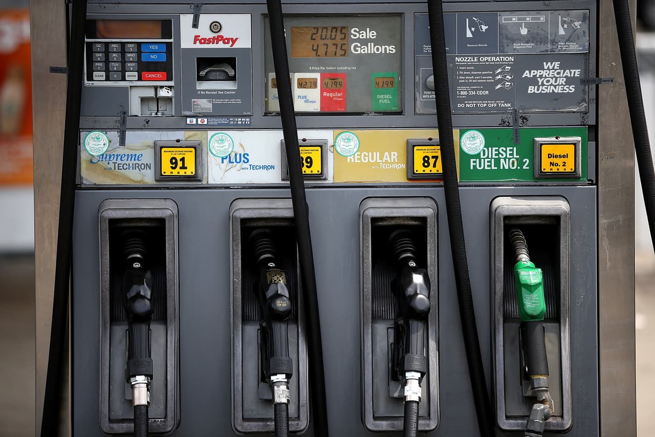 El precios de la gasolina en California alcanzaron un precio promedio de más de $6 este sábado, primer día del fin de semana de Memorial Day en Los Ángeles. 
<br>