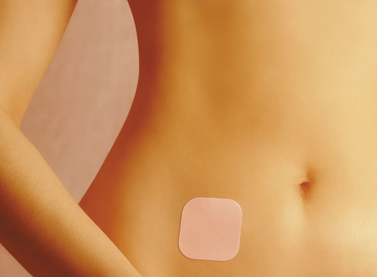 <b>Parche anticonceptivo.</b> El primero de estos productos se lanzó por primera vez en EEUU en 2002 y ha hecho que sea mucho más fácil prevenir embarazos no deseados. Su llegada significó una herramienta innovadora en la planificación familiar, aunque todavía está centrada en las mujeres y no previene el contagio de enfermedades de transmisión sexual. El parche contiene los mismos ingredientes que hay en las píldoras anticonceptivas y los administra de la misma manera que los parches de nicotina usados en el tratamiento para la adicción al tabaco.