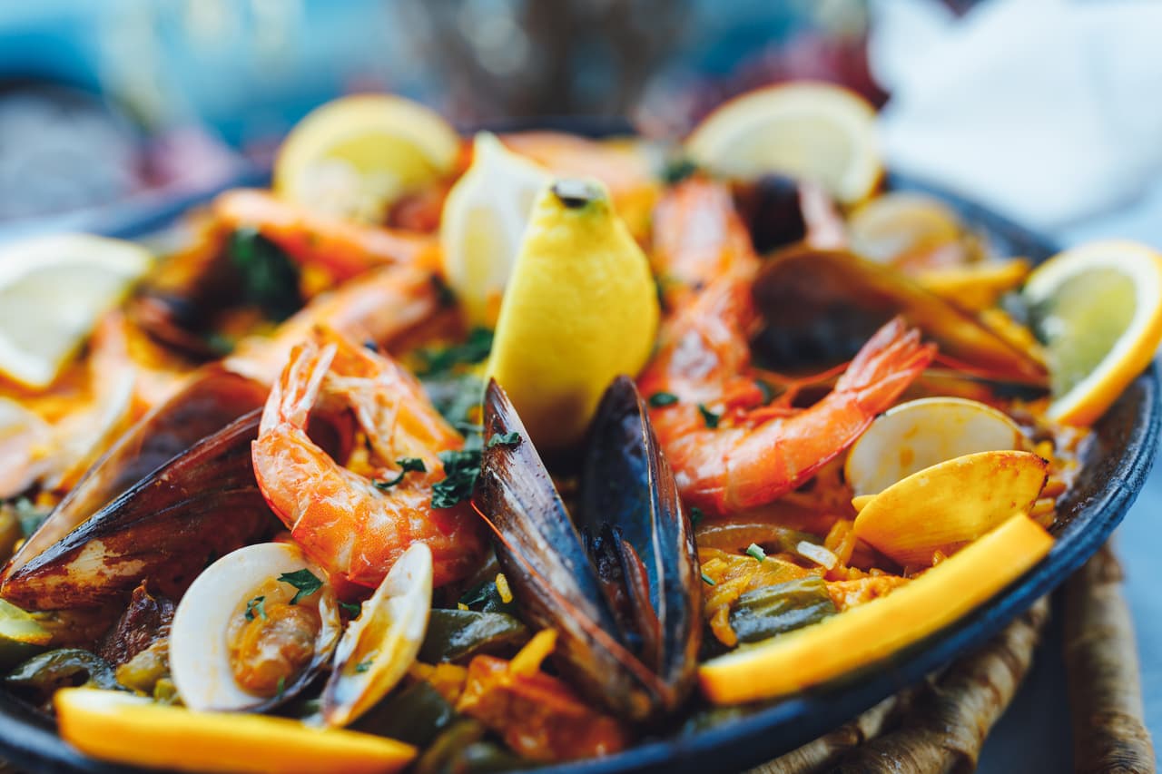 <b>Puesto 4. Mariscos.</b>
<br>
<br>Su producción y distribución genera 11.7 kilos de gases de efecto invernadero por cada kilo de producto. 
<br>
<br>La NRDC 
<a href="https://www.nrdc.org/media/2017/170322"><u>encontró que la reducción en el consumo</u></a> de lechugas, papas, tomates, leche, edulcorante de maíz, pollo, cerdo, jugo de naranjo y carne de res contribuyó en la reducción de emisiones de gases de efecto invernadero en los últimos años.