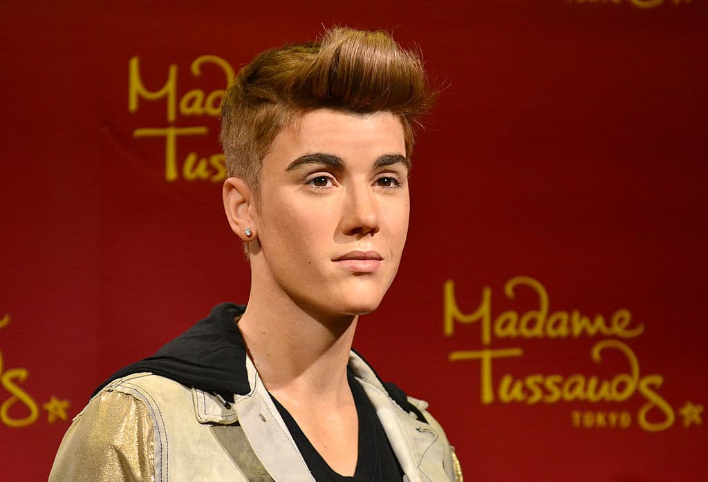 Allá por 2013 se develó una figura de cera a tamaño real de
<b> </b>
<a href="https://www.univision.com/entretenimiento/ni-madame-tussauds-quiere-a-justin-bieber-video">Justin Bieber </a> en Tokio. Muchos creyeron que sus facciones eran un poco extrañas y por eso no se parecía tanto al cantante canadiense, algunos fans dijeron que era "su primo lejano".