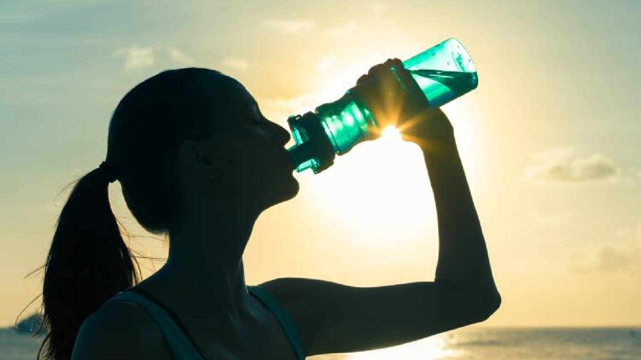 <b>Bebe mucha agua</b>. Una quemadura de sol atrae líquido a la superficie de la piel y lo aleja del resto del cuerpo. Beber agua extra cuando estás quemado por el sol ayuda a prevenir la deshidratación.
