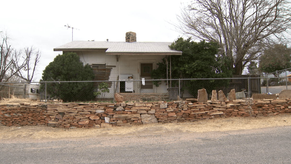 Esta es la vivienda donde las autoridades encontraron a tres menores en condiciones deplorables.