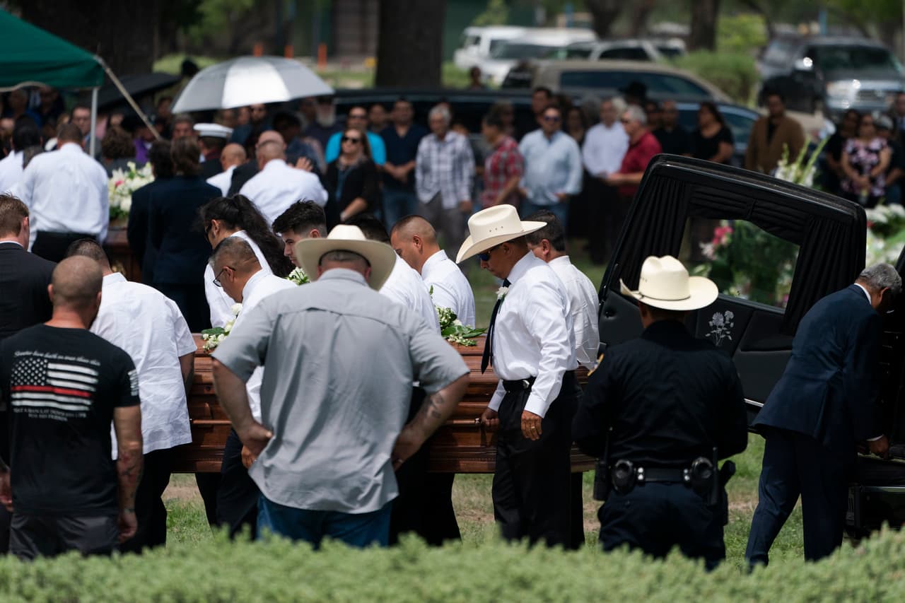 Familiares y amigos acompañaron cabizbajos los dos ataúdes.