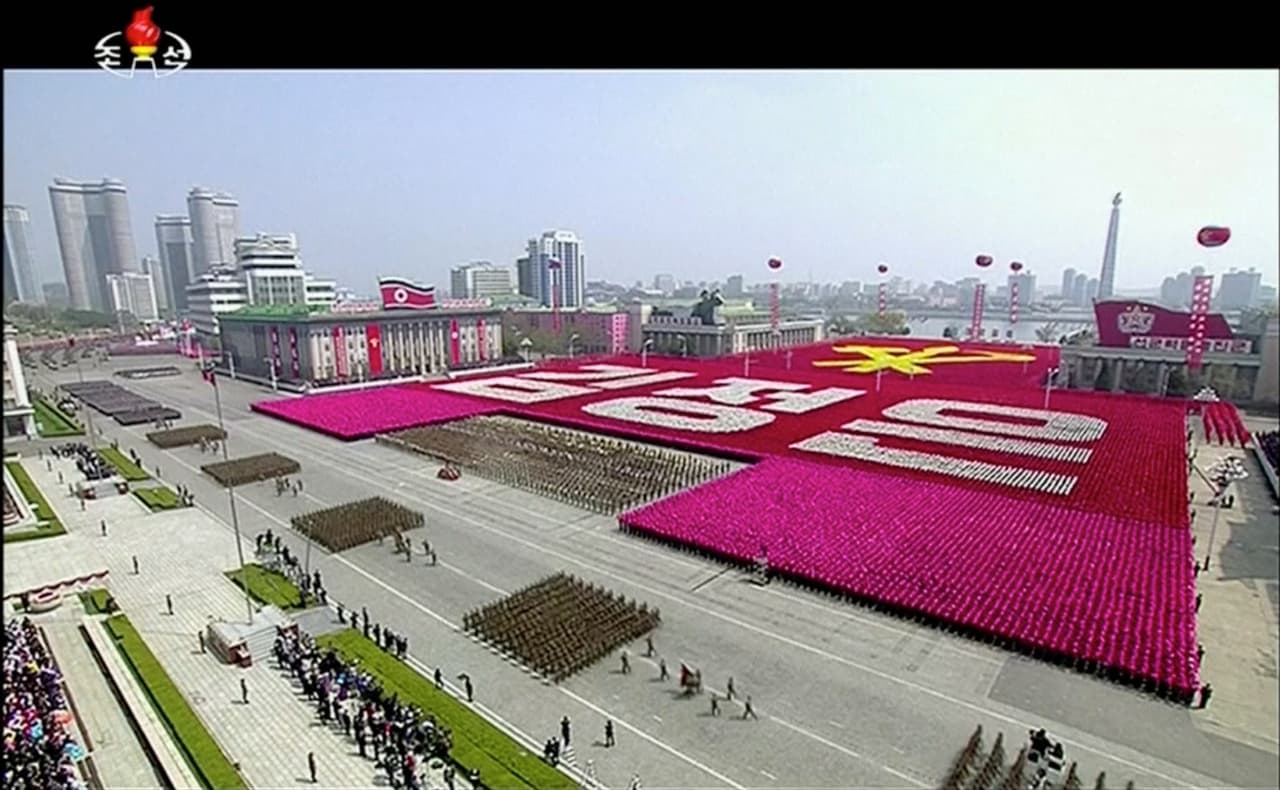 Una visión general del desfile transmitido por la televisión pública norcoreana.