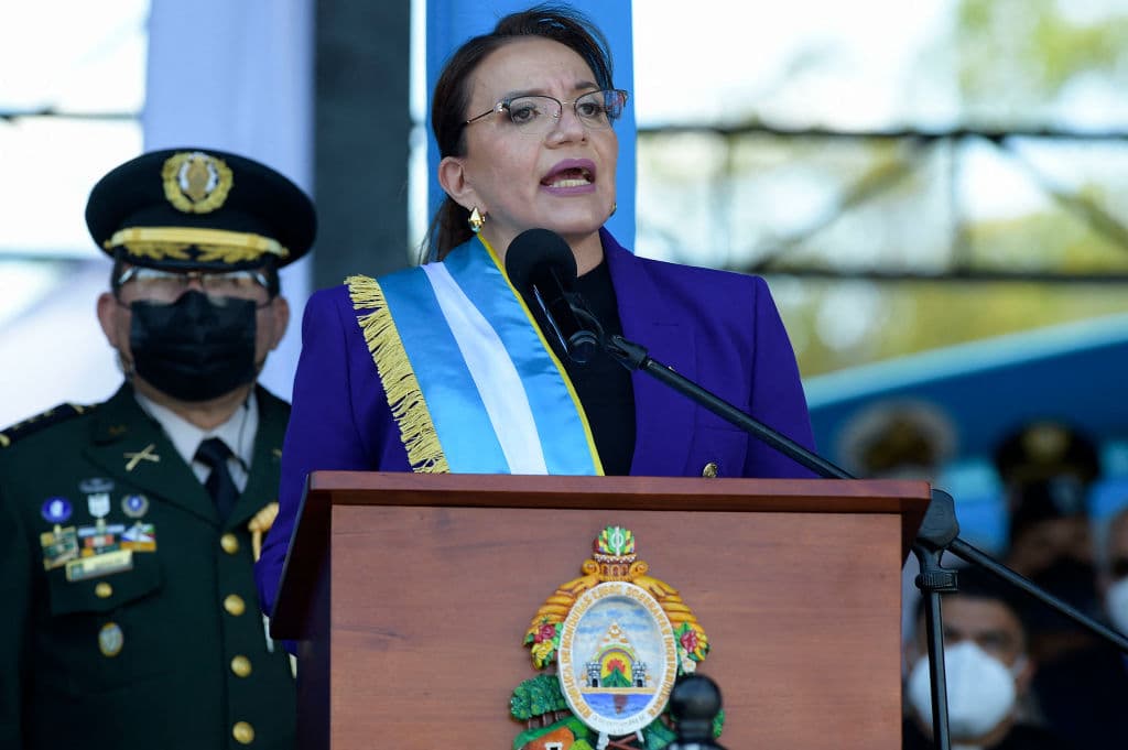 <h3 class="cms-H3-H3"><b>Honduras</b></h3>
<br>
<br>La presidenta de Honduras, 
<a href="https://www.univision.com/noticias/america-latina/xiomara-castro-tomara-posesion-el-jueves-primera-mujer-presidenta-de-honduras">Xiomara Castro</a>, no acudirá a la cumbre, pero enviará en su representación a al canciller Eduardo Enrique Reina.
<br>
<br>"Honduras sí estará presente en la IX Cumbre de las Américas, que se llevará a cabo en Los Ángeles, California, representada por el Embajador Eduardo Enrique Reina, canciller de la República", indicó ese ministerio en Twitter.
<br>
<br>La posición de Honduras "es que todos los países asistan para que realmente sea una Cumbre de las Américas", señaló la semana pasada Reina durante un desayuno con periodistas.
<br>