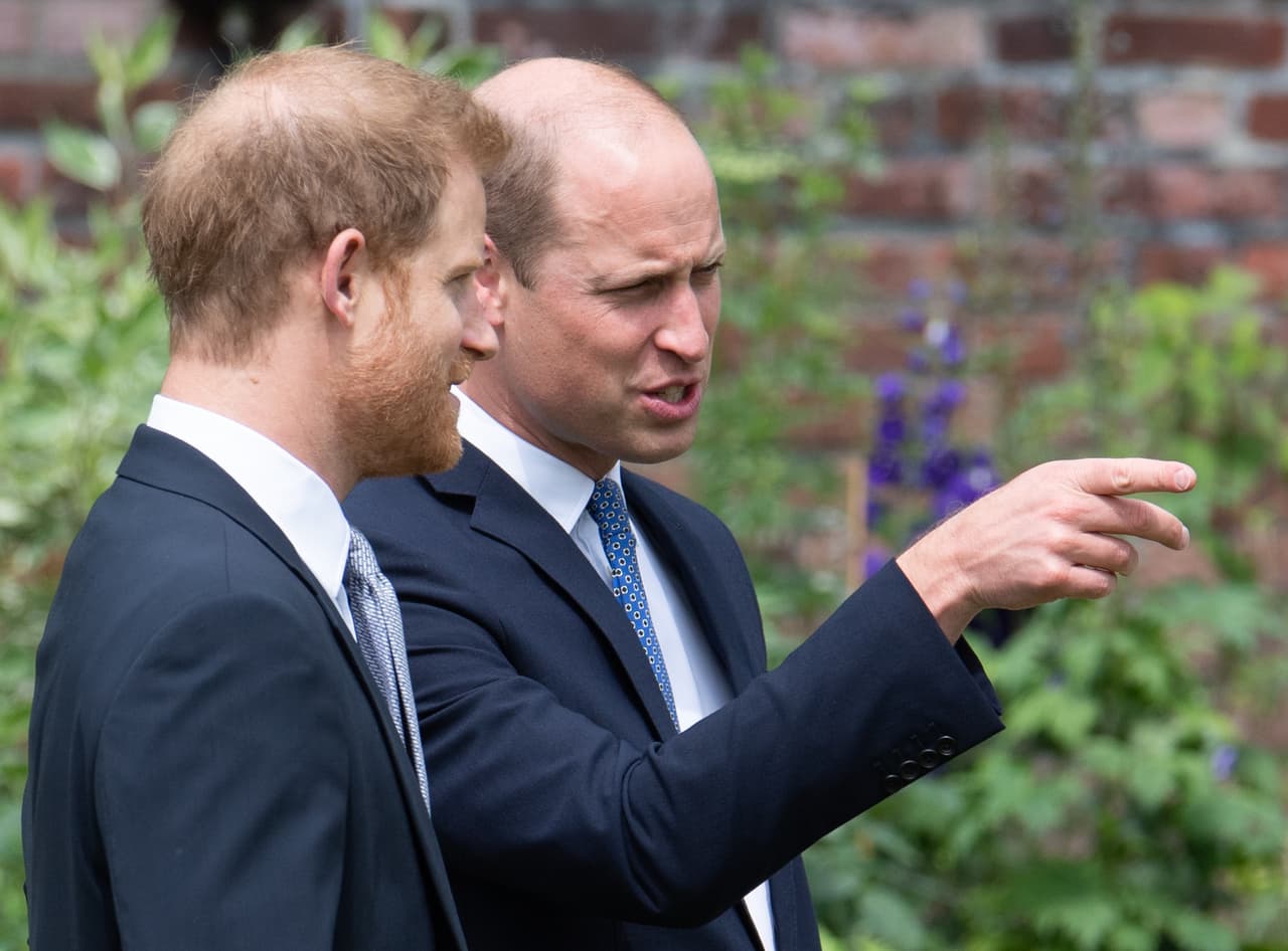 Según Mirror, los príncipes habrían llegado a
<b><a href="https://www.mirror.co.uk/news/uk-news/diana-statue-unveiling-live-prince-24435232" target="_blank"> "un acuerdo tácito"</a></b> para dejar atrás su distanciamiento y estar juntos en la develación del monumento. 
<br>