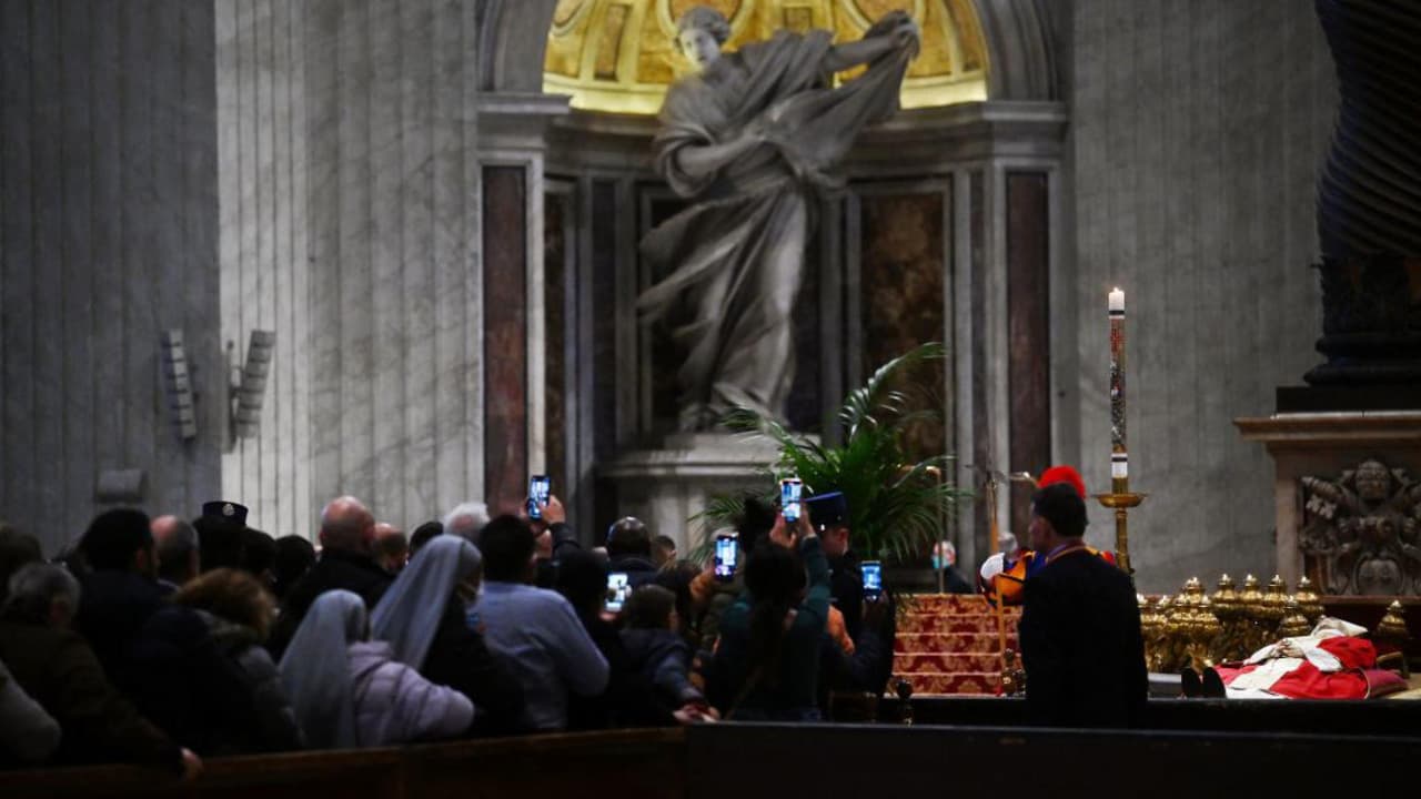 VIDEO: Fieles de diferentes partes del mundo visitaron la Basílica de San Pedro para rendirle sus tributos al papa emérito Benedicto XVI.