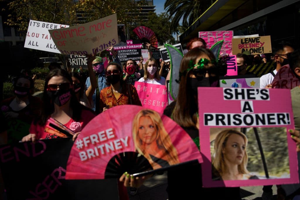 Otra persona agrega:" Britney tenía miedo de que su familia irrumpiera y se llevara todo ".