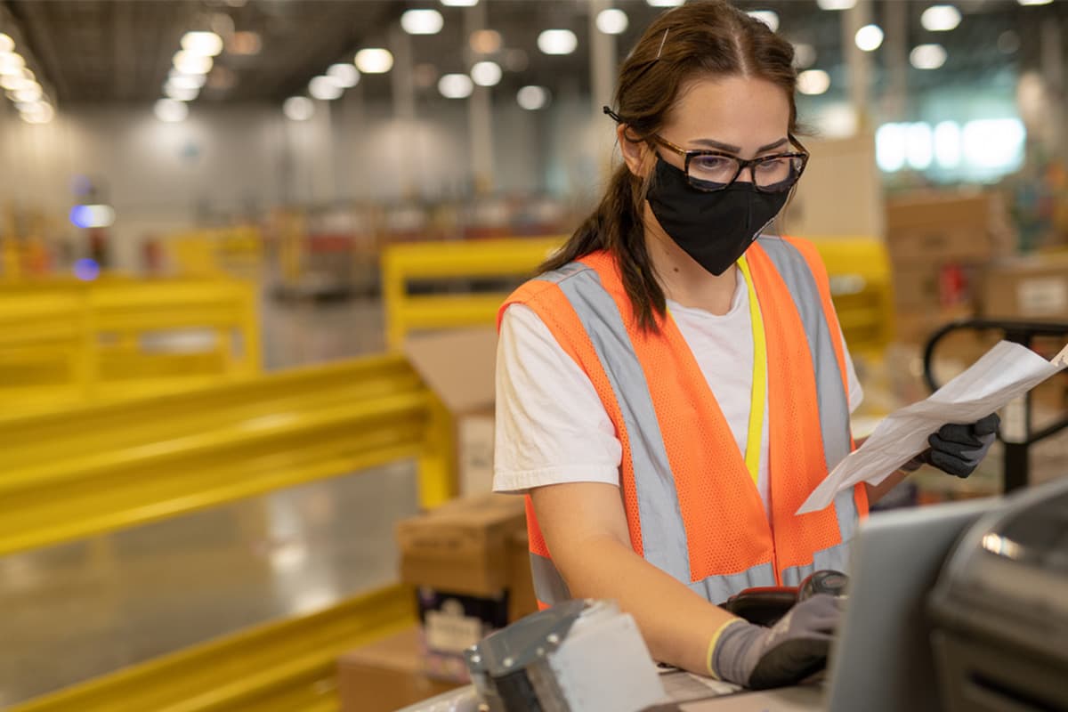 <b><a href="https://hiring.amazon.com/job-opportunities/sortation-center-jobs?cmpid=OAAAMK0378H3#/" target="_blank">Asociado del Centro de Clasificación</a></b>. Las vacantes son para formar parte del equipo dedicado de Amazon que es la primera parada en el viaje desde el almacén. El trabajo consiste en clasificar, escanear y apilar paquetes en palés, lo que ayudará a preparar los pedidos de los clientes para su entrega.