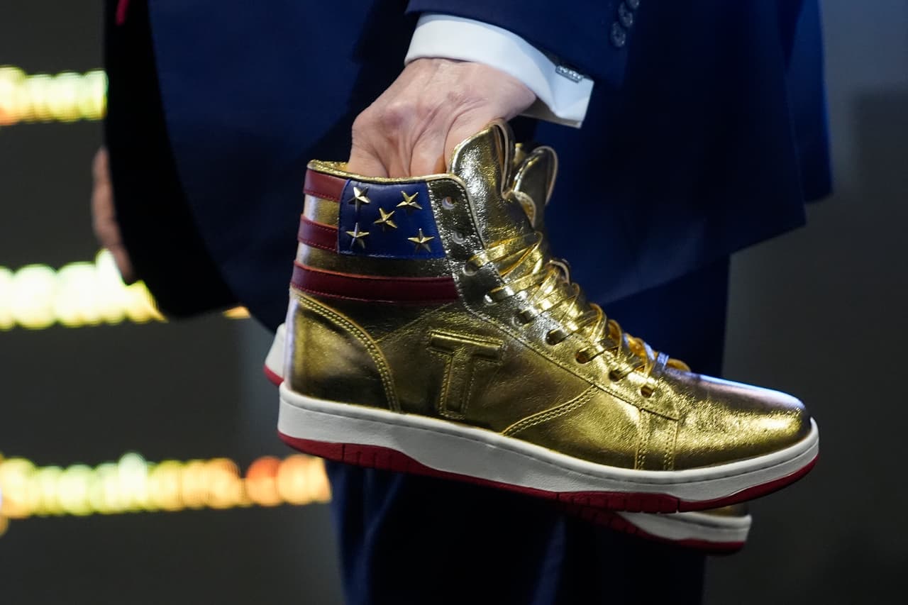 Trump se presentó en el Centro de Convenciones de Filadelfia para presentar los “Never Surrender High Tops”, unos tenis dorados que tienen la bandera estadounidense en la parte posterior. Fue recibido entre vítores y abucheos, reportó 
<i>Associated Press. </i>