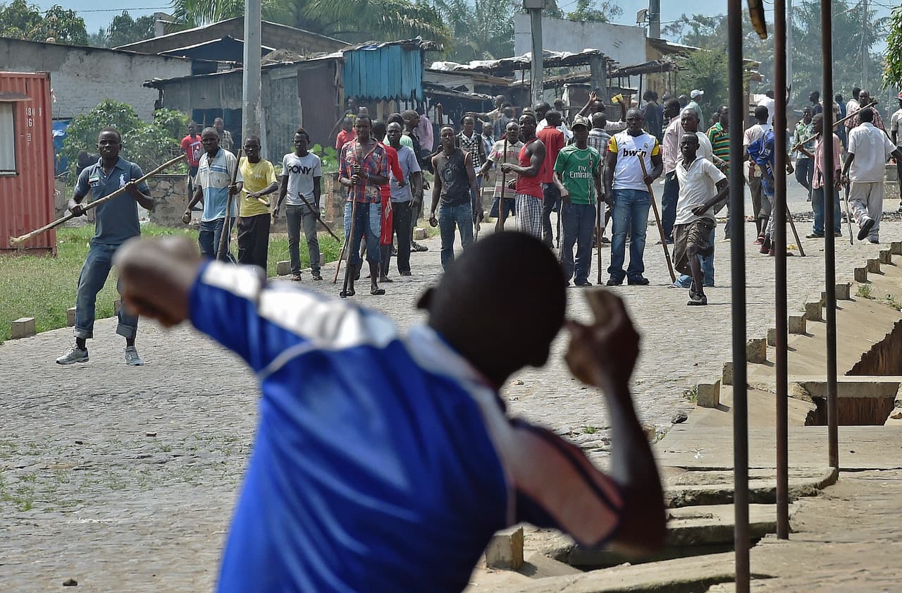 <b>Burundi. </b>La violencia política y el crimen hacen de esta nación un destino que es mejor evitar. Pese a que los occidentales no suelen ser el objetivo, el "riesgo de estar en el lugar equivocado, a la hora equivocada" es alto. De hecho,
<b> los ataques a veces se realizan con granadas </b>y su explosión puede provocar que cualquiera sea alcanzado. Y los servicios médicos son limitados o incluso inexistentes. En la imagen, una protesta contra el presidente.