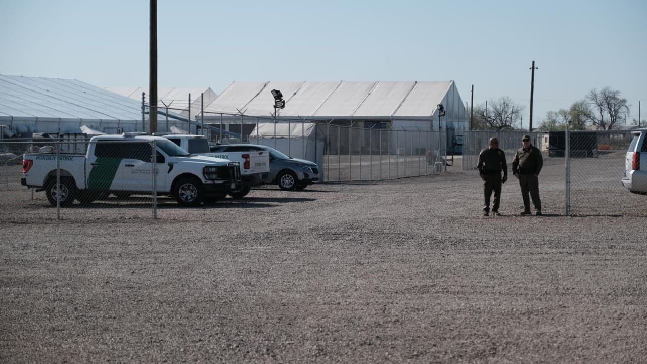 El c
<b>entro de detención para migrantes de la <a href="https://www.univision.com/local/fresno-kftv/patrulla-fronteriza-en-california-que-hacer-si-eres-detenido-en-la-calle" target="_blank">Patrulla Fronteriza en Eagle Pass</a></b> cerró sus puertas de manera oficial. La decisión se tomó debido al
<b> descenso en el número de cruces en la frontera sur.</b>