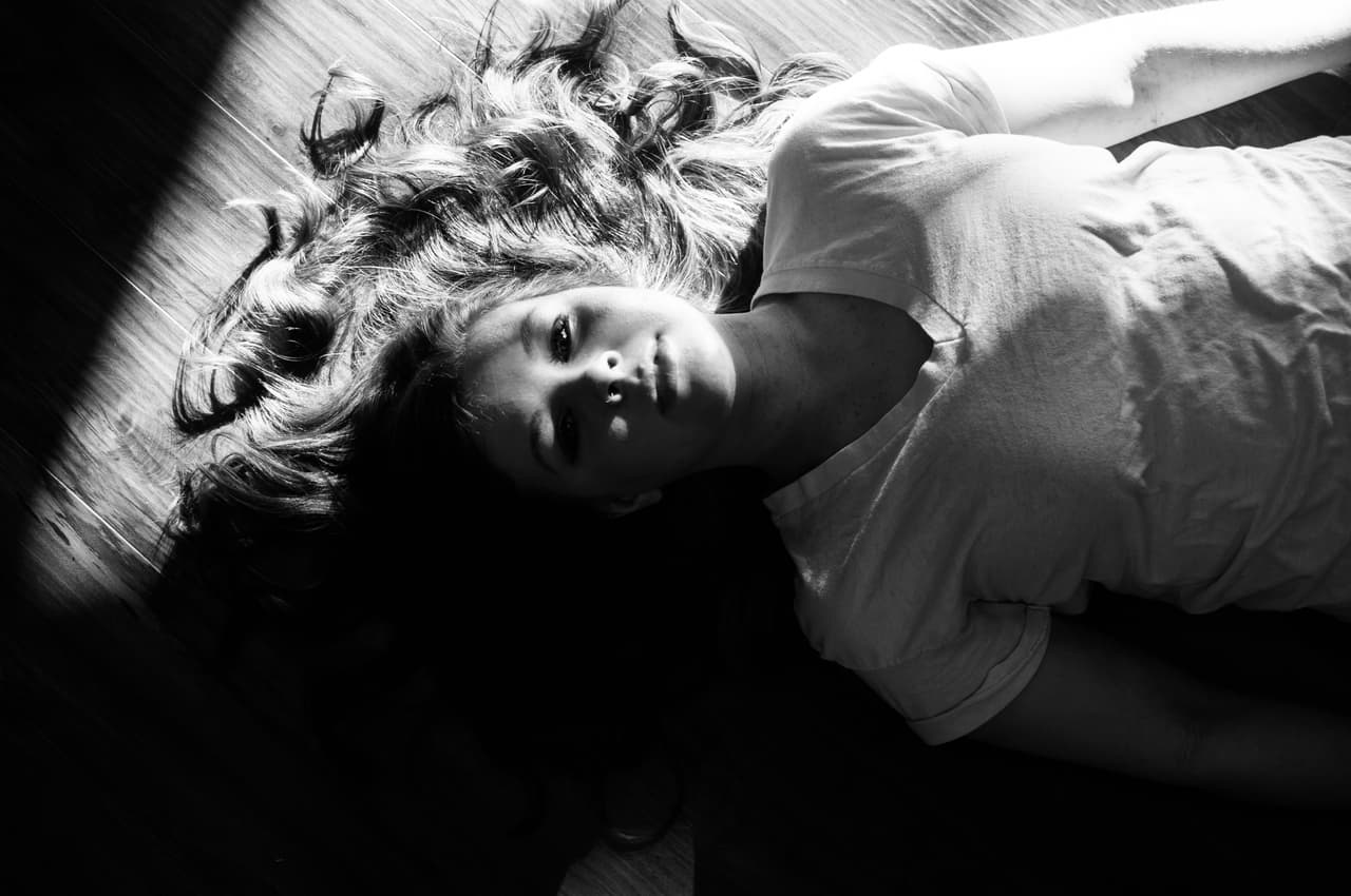 <b>La soledad. </b>Cuando los jóvenes se mantienen retraídos y prefieren la soledad quizás es una señal de alerta de intervenir, cuestionar, y estar más atento dado que puede sugerir una condición emocional que requiere atención profesional. Durante la adolescencia, aislarse, alejarse, y el rechazo de adultos es típico pero el aislarse, alejarse, y rechazo de otros jóvenes y otros adolescentes; no lo es, y más bien puedes ser indicativo de algún problema socio-emocional.