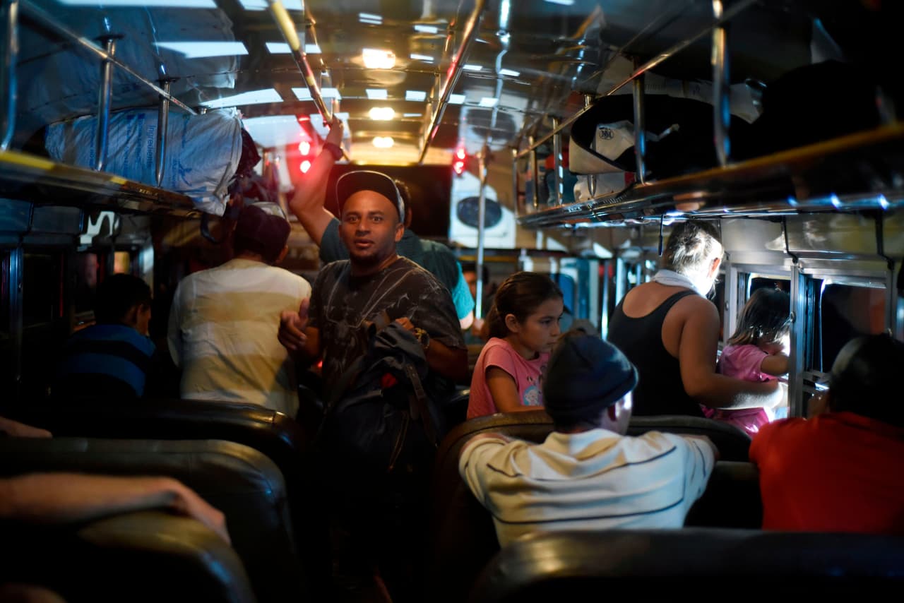Algunos de los migrantes hondureños regresaron voluntariamente a su país en autobuses, después de permanecer varios días en Tecun Uman, del lado guatemalteco de la frontera.