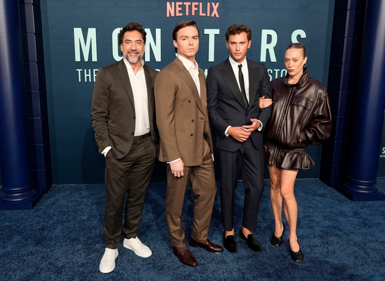 <h2 class="cms-H2-H2">Netflix estrena serie sobre el caso</h2>
<br>
<br>
<b>19 de septiembre 2024: </b>Netflix estrena la mini serie “Monstruos: La historia de los Menéndez”, lo que reaviva el interés en el caso, atrayendo apoyo público y familiar hacia los hermanos por primera vez en décadas.