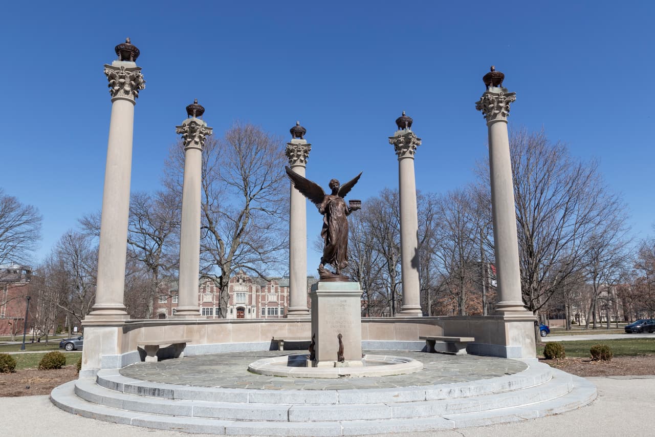<h3 class="cms-H3-H3">12. Muncie, Indiana</h3>
<br>
<br>💵
<b> Tasa de pobreza concentrada:</b> 26.6%
<br>
<br>💵 
<b>Tasa de pobreza en general:</b> 17.9%
<br>
<br>💵 
<b>Barrios en extrema pobreza: </b>5 de 31.
<br>
<br>💵
<b> Ingreso promedio por hogar: </b>$39,382 en barrios pobres, $66,633 en el resto.
<br>