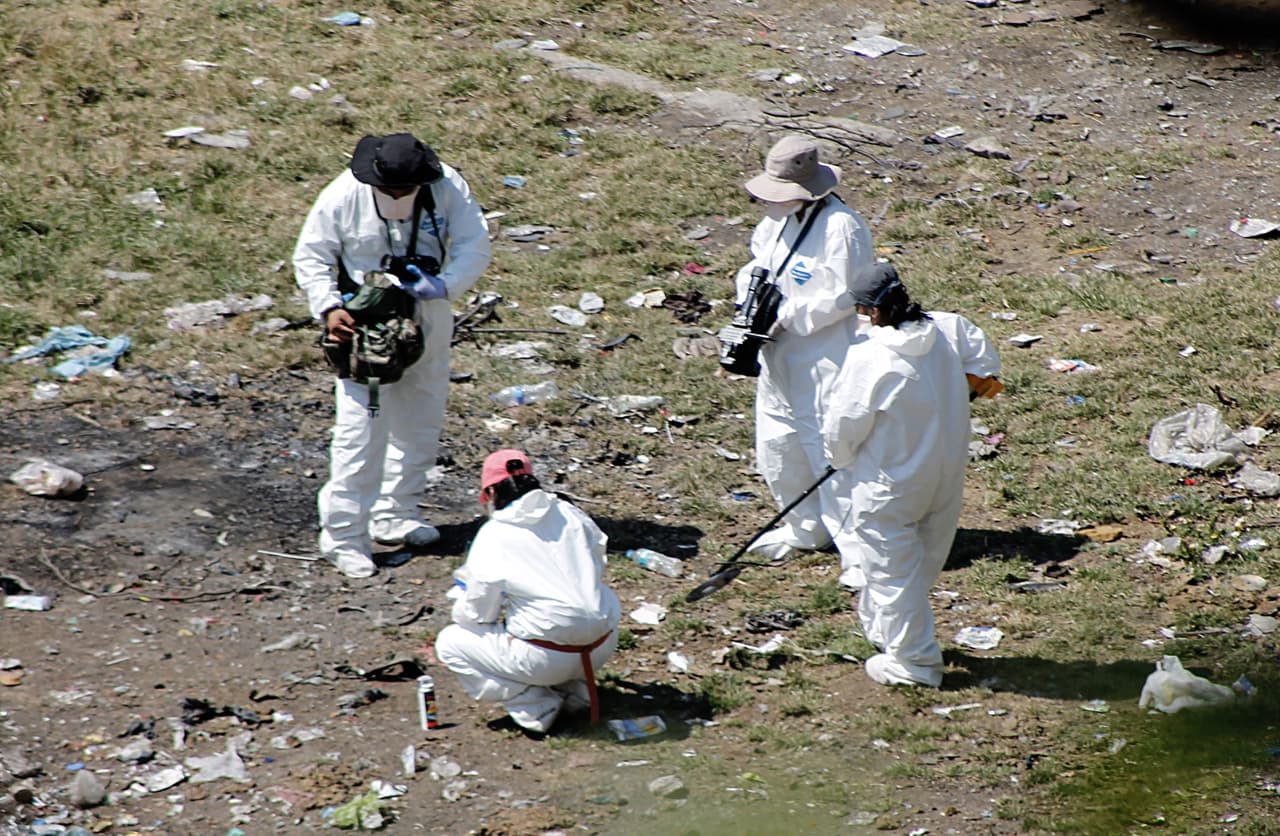 Forenses realizaron la búsqueda en el basurero de Cocula desde octubre de 2014.