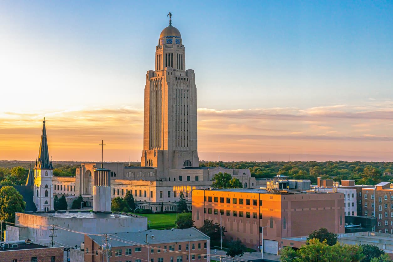 <h3 class="cms-H3-H3">18.- Nebraska</h3>
<br>
<b>Salario Digno Anual:</b> $58,930
<br>
<br>El salario medio anual de $63,015 todavía es suficiente para superar los costos anuales del salario digno.
<br>