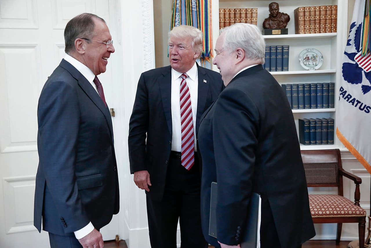 <b>La foto comprometedora. </b>Trump recibió el 10 de mayo en la Casa Blanca al ministro de Exteriores ruso, Serguéi Lavrov, y 
<a href="https://www.univision.com/noticias/politica/quien-es-sergey-kislyak-el-hombre-mas-toxico-para-el-entorno-de-donald-trump-en-washington" target="_blank">al embajador ruso, Sergey Kislyak</a>, en medio de la polémica por su decisión de despedir al ya ex director del FBI, James Comey. Funcionarios y exfuncionarios dijeron a 
<i>The Washigton Post </i>y 
<i>The New York Times</i> que 
<a href="https://www.univision.com/noticias/politica/trump-revelo-informacion-altamente-clasificada-con-el-canciller-y-embajador-de-rusia-segun-the-washington-post" target="_blank">el presidente compartió información altamente clasificada en el encuentro</a>. Esta fotografía, hecha pública por la agencia de prensa rusa, es prueba de la reunión.