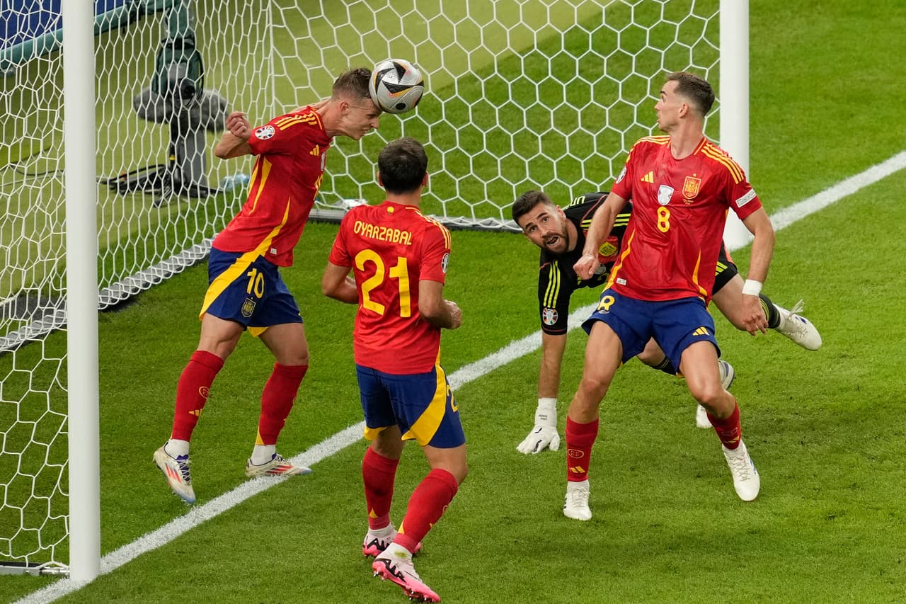 Este año llevó más alegrías al fútbol español, luego de que la 
<a href="https://www.tudn.com/futbol/eurocopa-2024/partidos-en-vivo/espana-vs-inglaterra/la-seleccion-de-espana-se-convierte-en-la-maxima-ganadora-de-eurocopa">roja venció a Inglaterra por 2-1</a> el 14 de julio y con ello se convirtió en el máximo ganador de la Eurocopa, superando a Alemania.
<b> </b>En esta foto, el español Dani Olmo despeja el balón de la línea de gol durante el partido final de la Euro 2024 en Berlín.