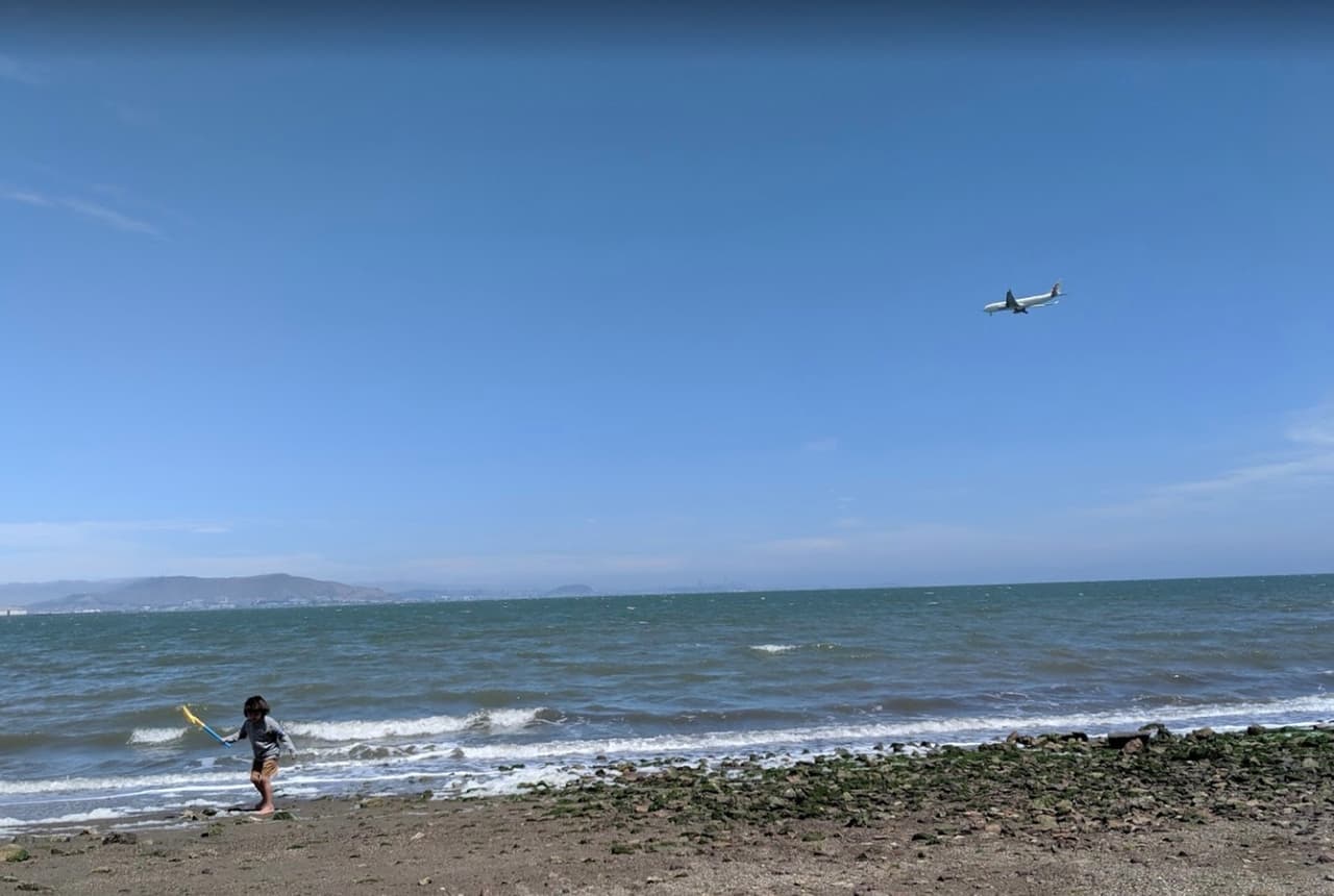 <b>En el condado de <a href="https://www.smcgov.org/press-release/regional-shelter-place-orders-extended-some-rules-ease" target="_blank">San Mateo,</a></b> los residentes que viven a menos de 10 millas de las playas pueden tener acceso a ellas. La nueva orden 
<b>prohíbe a quienes viven a más de 10 millas del condado de San Mateo viajar a la zona para su recreación.</b>