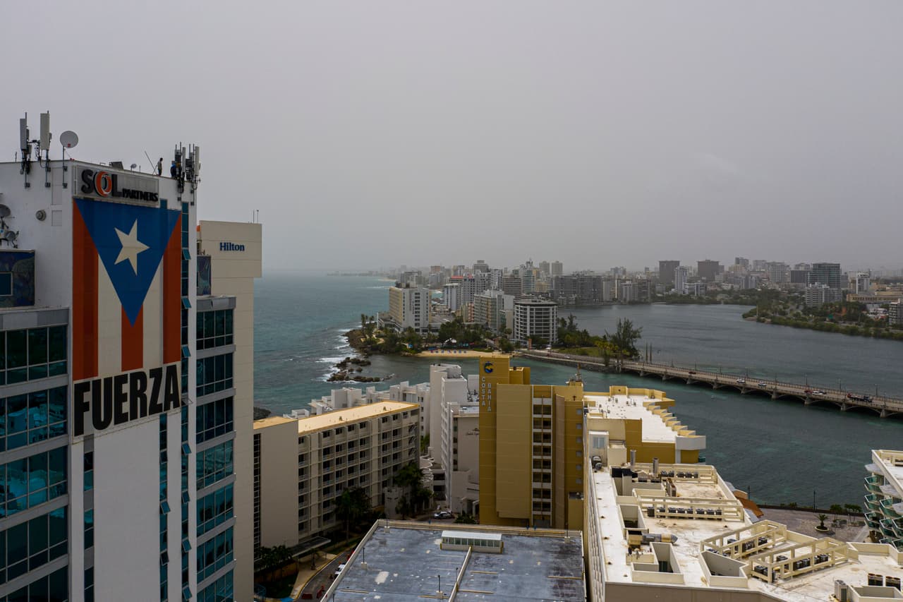 La nube puede formar una capa de 2 millas (3 kilómetros) de altura en la atmósfera, de acuerdo con la agencia. Se espera que una pequeña onda tropical, que se dirige al caribe, ayude a mejorar las condiciones climáticas para el próximo jueves. 
<br>