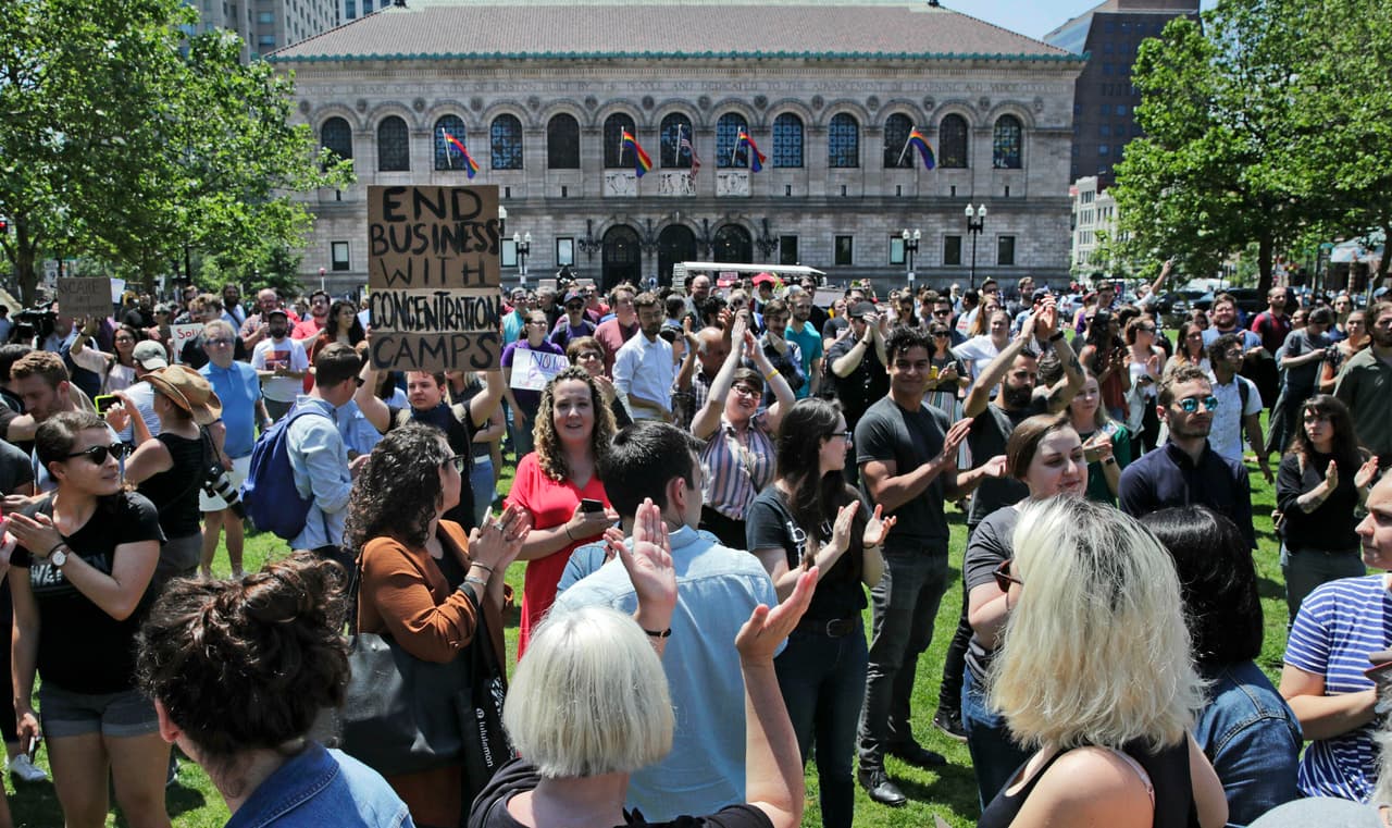 Los empleados se enteraron de la negociación el 19 de junio, gracias a un documento interno de la tienda. En una cuenta de Twitter, 
<a href="https://twitter.com/wayfairwalkout" target="_blank">@Wayfairwalkout</a>, fue publicada una carta donde 547 empleados exigían a la gerencia de Wayfair que detuviera todos los negocios con los campamentos fronterizos.