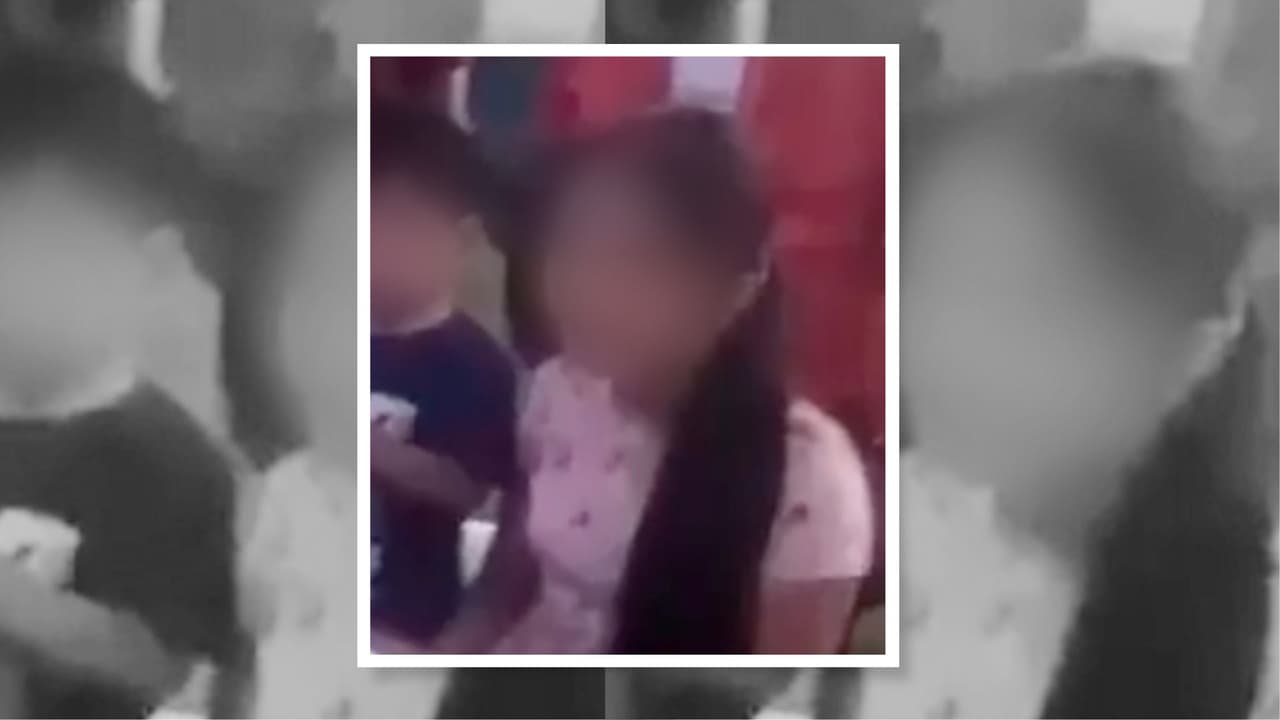 Según relata el hispano, el pasado 12 de agosto, salió a su trabajo como cada sábado. González estaba en constante comunicación con su hija, quien se quedó sola en casa. A los pocos minutos de irse
<b>, recibió un mensaje de texto de María en el que le advertía que alguien estaba tocando a la puerta. </b>