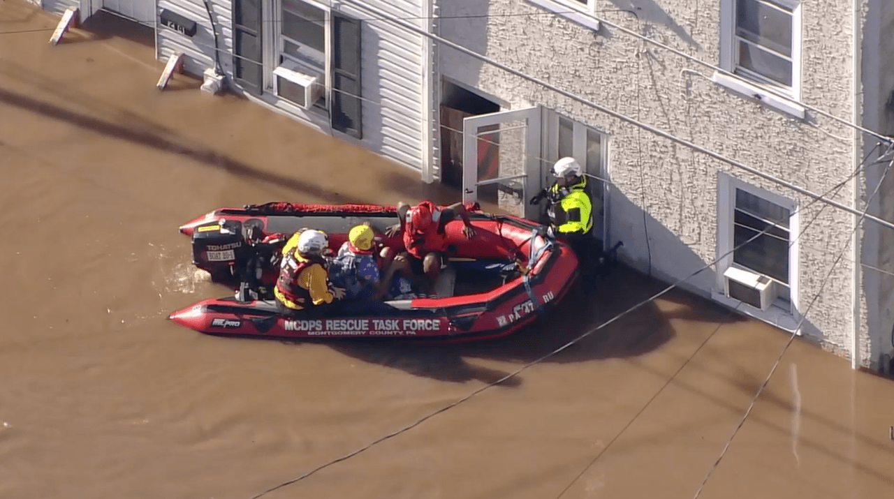 Unidades de rescate acuático fueron movilizadas a Bridgeport, Pensilvania. Al menos 50 personas han sido rescatadas, pero aún quedan muchos hogares por asistir.
