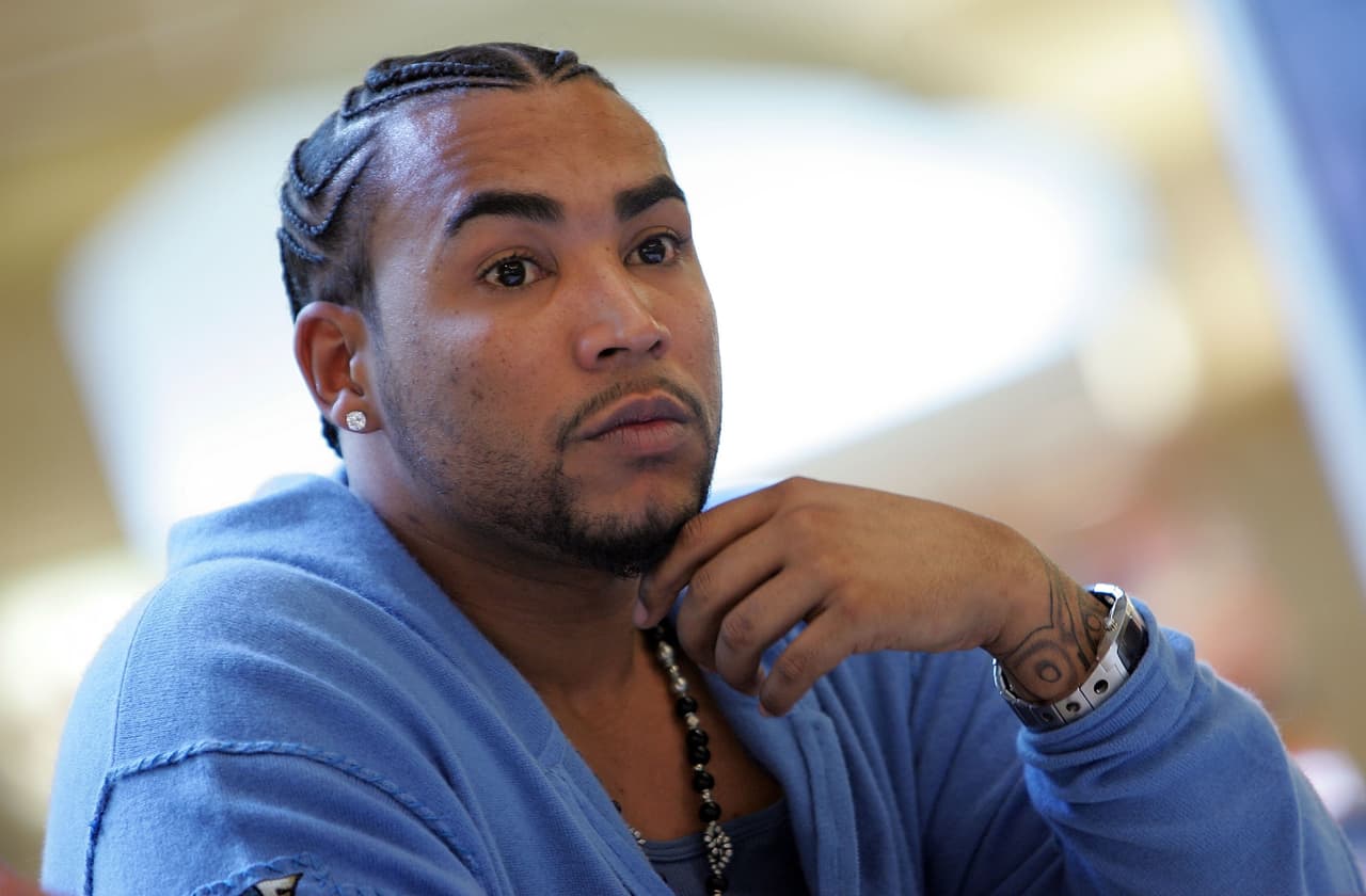 María Domínguez, representante legal de Raphy Pina, explicó a varios medios que una vez Don Omar reciba la demanda, tiene un plazo para responder ante la justicia en el estado de Florida.