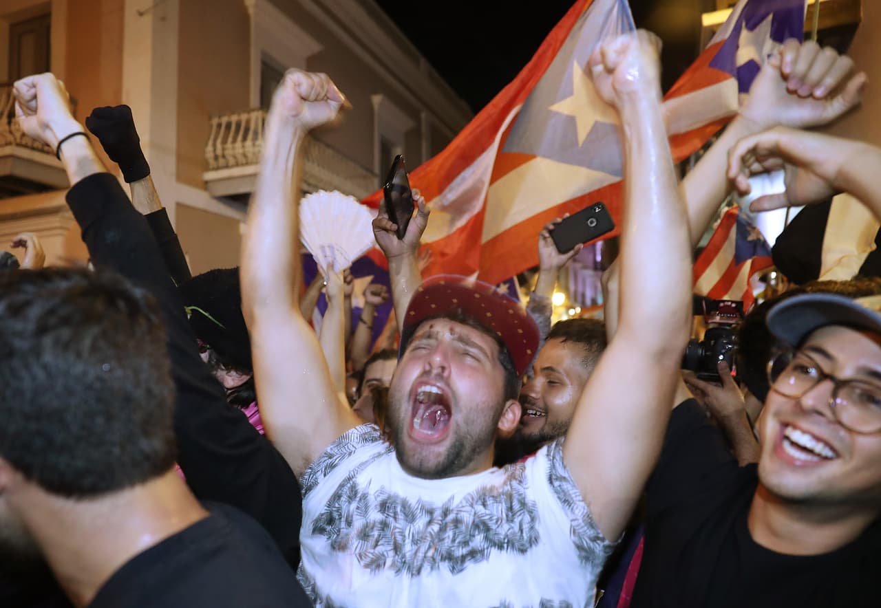 Cientos de personas celebraron en las calles el anuncio de la dimisión de Ricardo Rosselló como gobernador de Puerto Rico, tras dos semanas de intensas protestas por la revelación del contenido de un chat entre él y altos funcionarios de su gobierno en el que se intercambiaban mensajes en términos despectivos, misóginos y homofóbicos hacia adversarios políticos y figuras públicas.