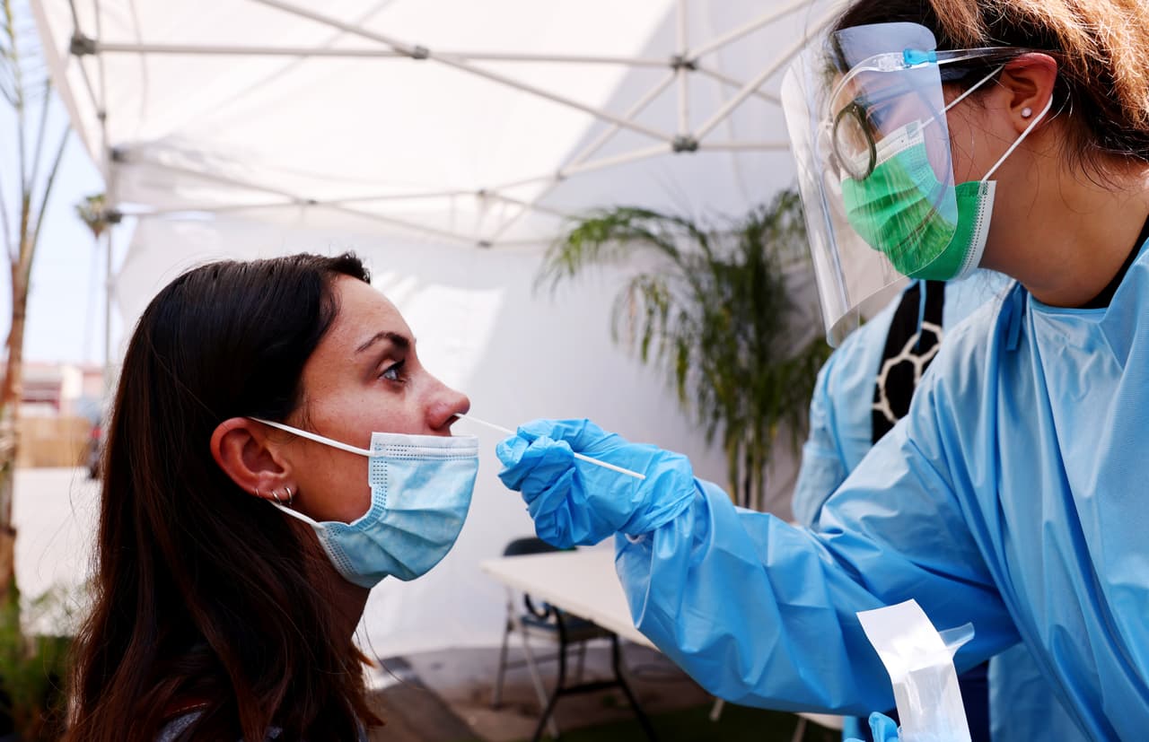 Transmisión del coronavirus pasa de moderado a substancial en el condado de Los Ángeles