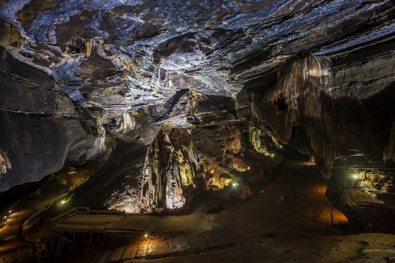 <h3 class="cms-H3-H3">Cavernas de Sudwala, Sudáfrica</h3>
<br>
<br>Este sitio es considerado como el sistema de cuevas más antiguo del mundo habitado por seres humanos. Aunque las cuevas se formaron durante un periodo de unos 3,000 millones de años, han sido accesibles al público solamente desde los años sesenta. Los primeros antepasados humanos, Homo Habilis, vivieron y trabajaron en parte de las cuevas hace unos 1.8 millones de años.
<br>
