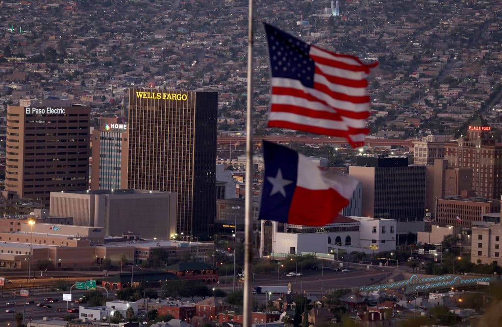 <b>El Paso, Texas</b>, junto al río Grande, está experimentando hundimiento de la tierra. La naturaleza gradual del hundimiento lo convierte en un peligro de "movimiento lento" que puede comprometer silenciosamente la infraestructura a lo largo del tiempo. Al menos el 20% de su área urbana se está hundiendo.
<br>