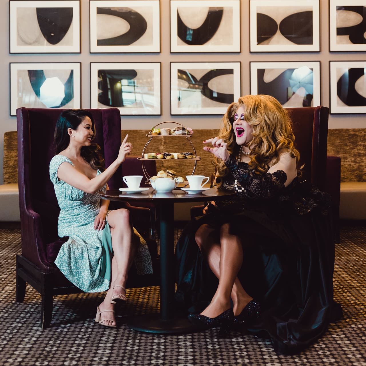 <b>Drag Tea en Sofitel Philadelphia</b>
<br>Cuándo: sábados 10, 17 y 24 de junio
<br>Dónde: Sofitel Philadelphia en Rittenhouse Square
<br>Sitio web: 
<a href="https://www.sofitel-philadelphia.com">https://www.sofitel-philadelphia.com</a>
<br>
<br>Sofitel, famoso por su clásico servicio de té de la tarde, estrenará un nuevo Drag Tea con Brittany Lynn de Drag Mafia. Pasa una tarde sensacional con Drag Queens mientras disfrutas de la propuesta gastronómica del restaurante Chez Colette Brasserie.