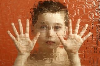 Los padres y los maestros deben mantener comunicación consistente para asegurar el desarrollo integral del niño.