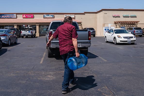 Las autoridades hacen un llamado a la población a 
<b><a href="https://www.univision.com/noticias/salud/mejor-dieta-para-sobrevivir-ola-calor" target="_blank">tomar medidas </a>para evitar enfermedades asociadas al calor extremo</b>. Beber mucha agua, evitar las salidas al aire libre, especialmente entre 10am y 6pm, encender el aire acondicionado a una temperatura razonable y permanecer en un lugar ventilado son algunas de las recomendaciones del Servicio Nacional del Clima.