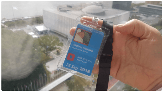 La pequeña Neve incluso recibió su propio carnet de identificación para que los guardias de seguridad no tuvieran problemas al momento de reconcoerla en la entrada del recinto.
