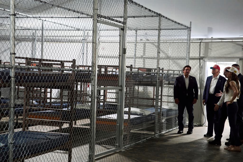 Las autoridades indicaron originalmente que 
<b>podría albergar hasta 5,000 detenidos</b>, pero el gobernador de Florida, Ron DeSantis, quien acompañó a Trump en el recorrido del martes, dijo que pronto estaría realmente lista para 3,000 personas.