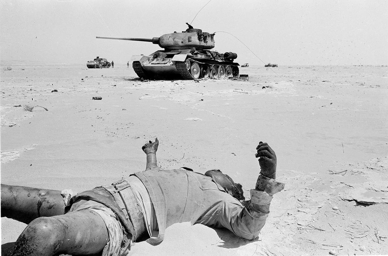 <b>Un soldado egipcio muerto </b>y un tanque destruido en el desierto del Sinaí. A partir de ese momento, los israelíes pusieron en práctica la doctrina de tierra por paz, condicionando la eventual devolución de zonas ocupadas al reconocimiento a su derecho a existir como un estado soberano en Medio Oriente.