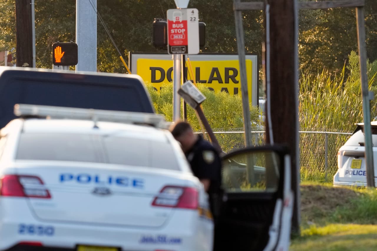 El pistolero abrió fuego matando a tres personas: dos hombres y una mujer. Las autoridades dijeron que los tres son negros, sin embargo, no dieron a conocer sus identidades. Tampoco se ha dicho oficialmente el nombre del responsable del tiroteo.