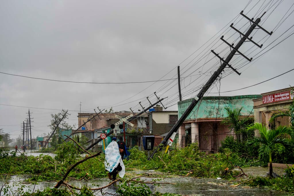El huracán Ian 
<a href="https://www.univision.com/noticias/huracanes/huracan-ian-golpea-los-campos-de-tabaco-del-oeste-de-cuba" target="_blank">azotó el oeste de Cuba</a> como un huracán de categoría 3 el martes, dejando a su paso a 1 millón de personas sin electricidad.