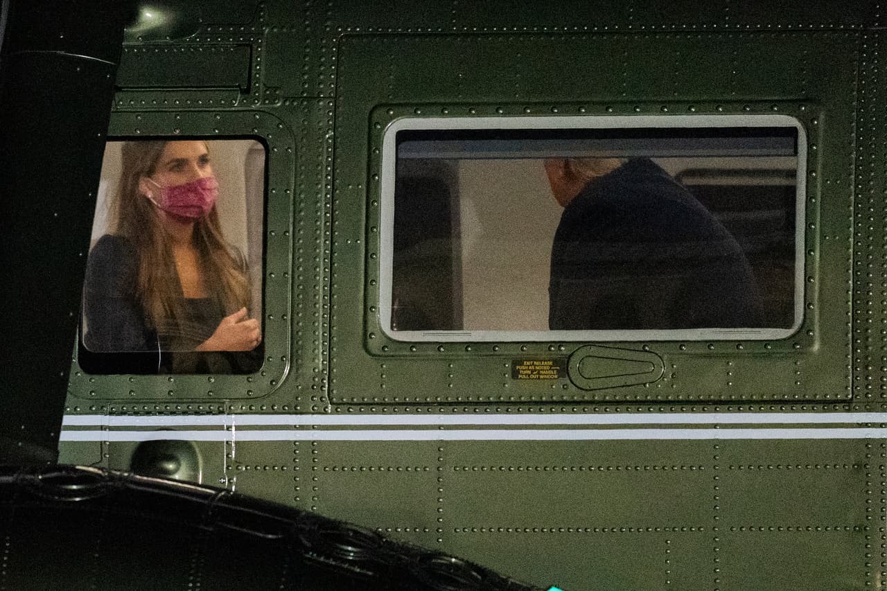<b>El posible origen del brote de covid-19 en la Casa Blanca (14 de septiembre): </b>Hope Hicks, consejera principal de Trump, junto a él cuando aterrizaban en el jardín sur de la Casa Blanca. Dos semanas despúes Hicks dio positivo por Covid-19, luego el presidente y después muchos otros su círculo cercano.