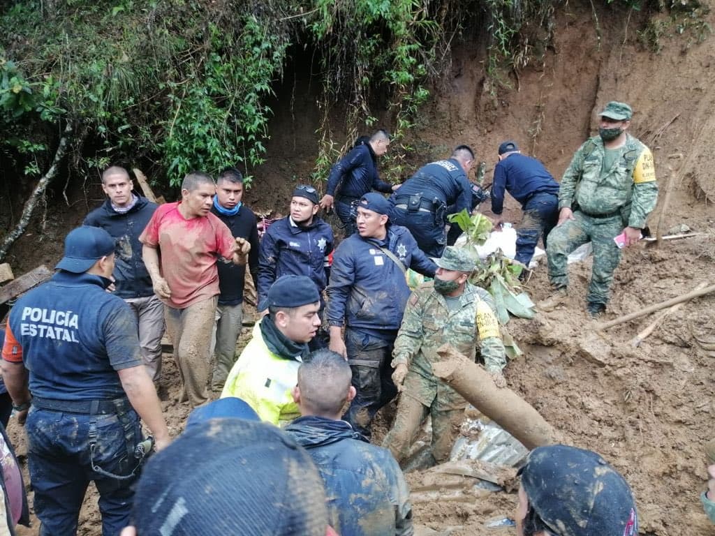 Rescatistas buscan a sobrevivientes de un derrumbe. Habían localizado siete cuerpos, indicó la Secretaría de Seguridad Pública de Veracruz.
