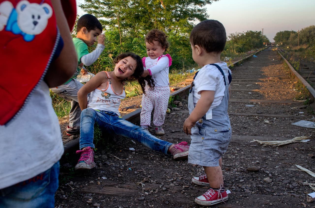 <b>Capítulo 4. En las vías del Oriente Express. </b>Bajo una sombra al costado de las vías del tren varios niños juegan alrededor de una amplia familia siria. El saludo en árabe es respondido con sonrisas, fruta y la invitación de unirse al grupo. Los padres cargan a hombros los más pequeños tras abandonar el carrito del bebé para poder caminar más deprisa. El viaje continúa entre el miedo a ser asaltados y la esperanza de cruzar la última frontera 
<b><a href="http://huelladigital.univisionnoticias.com/crisis-refugiados-javier-bauluz/capitulo-4/">(VER ESPECIAL COMPLETO).</a></b>