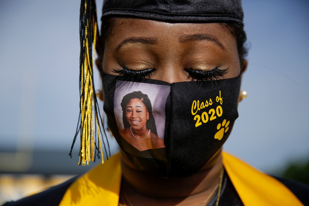 Yasmine Protho, estudiante de último año de secundaria, durante un acto de graduación donde sólo participan 10 jóvenes a la vez, en Cusseta, Georgia. En todo el país los distritos escolares han realizado eventos de graduación virtuales o presenciales con limitaciones. 
<br>