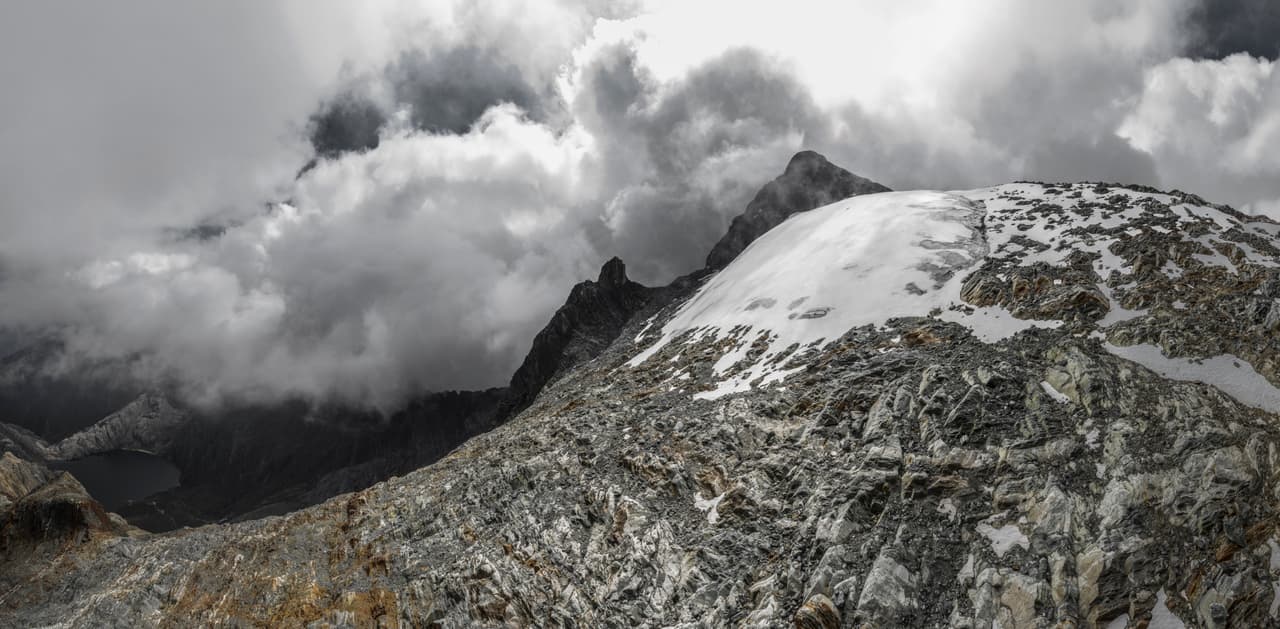 “Más de 50 millones de personas de América del Sur reciben agua de Los Andes”, dijo Francisco Cuesta, ecólogo tropical de la Universidad de las Américas de Quito. Los científicos dicen que Venezuela será el primer país sudamericano que se quedará sin glaciares. esta imagen muestra el minúsculo glaciar del Humboldt. Hace apenas 20 años era una masa gigante de hielo y nieve que en invierno incluso tapaba la cumbre.