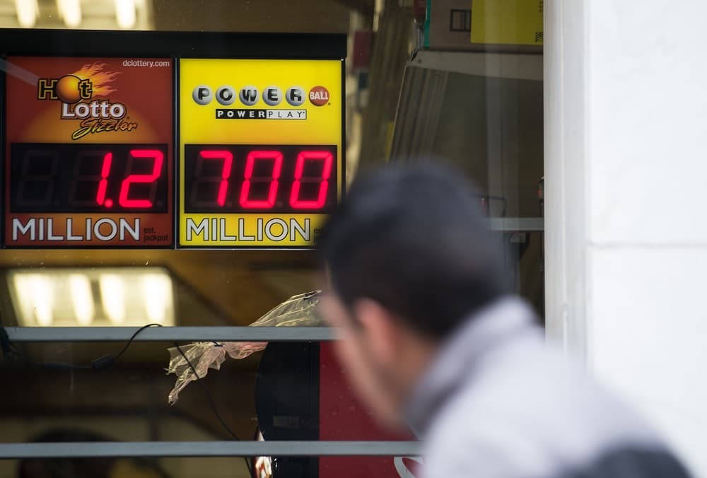 <b>El 19 de julio de este año</b>, después de varios meses sin un ganador, un afortunado en Los Ángeles 
<b>se llevó a su cuenta bancaria 558 millones de dólares</b>, tras ganar 
<b>un premio mayor de 1.080 millones de dólares en Powerball</b>. Es importante recordar que después de los impuestos, los ganadores 
<b>reciben una cantidad menor que el premio anunciado.</b>